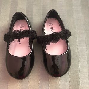 Toddler girl’s size 6 patent leather shoes